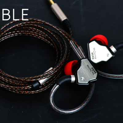 Auriculares in-ear com cabo trançado e ponteiras vermelhas