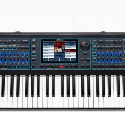 Teclado musical preto com 61 teclas e ecrã central a cores