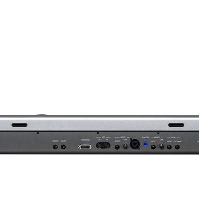 Teclado musical KETRON GLOBE vista traseira com várias entradas e alimentação