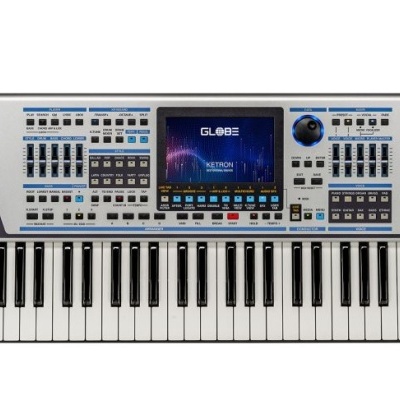 Teclado sintetizador Ketron GLOBE com teclas e painel de controlo digital.