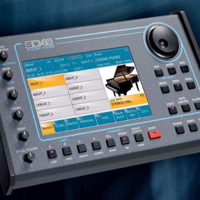 Sintetizador ou sampler preto com ecrã a cores e botões