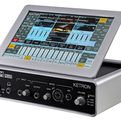 Interface de áudio Ketron EVM Plus com ecrã digital táctil e botões de controlo