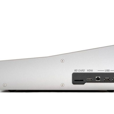 Dispositivo eletrónico cinzento com portas SD CARD, FIREWIRE, USB e LAN