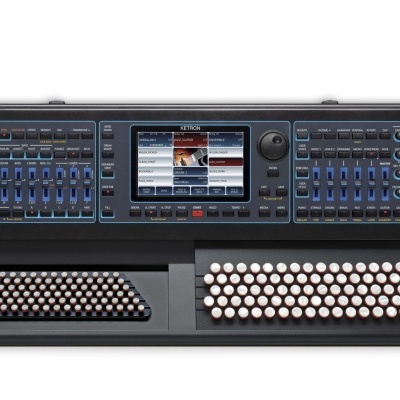 Controlador MIDI teclado preto com botões e ecrãs coloridos