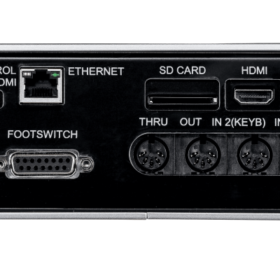 Parte traseira de dispositivo electrónico com várias portas de conexão e etiquetas