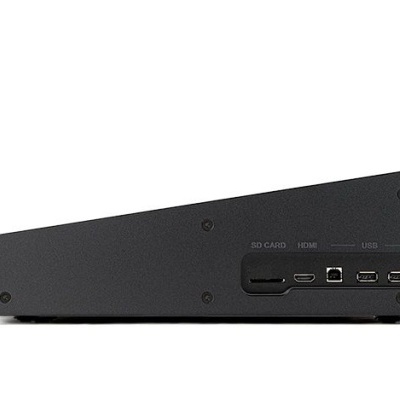 Aparelho eletrónico preto vista lateral com várias entradas