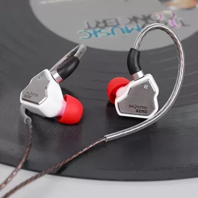 Auriculares SALNOTES ZERO com almofadas vermelhas sobre um disco de vinil preto