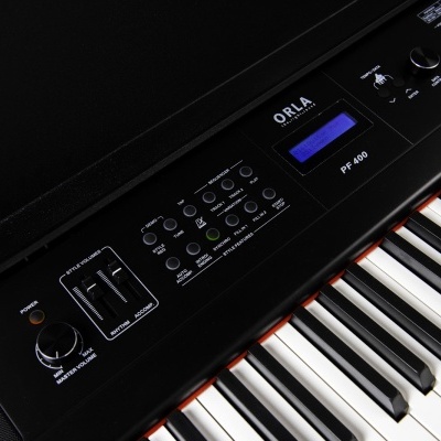 Piano digital ORLA PP 820 com teclas e painel de controlo
