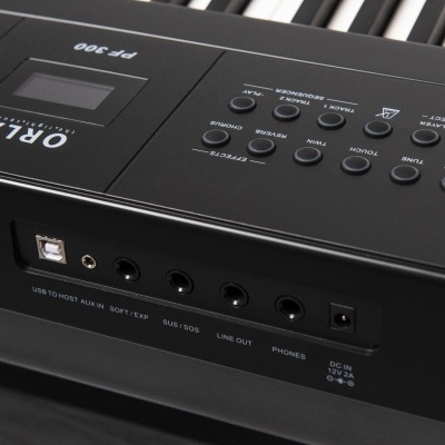 Teclado musical digital preto com botões e ecrã LCD da marca ORLA modelo FP-900