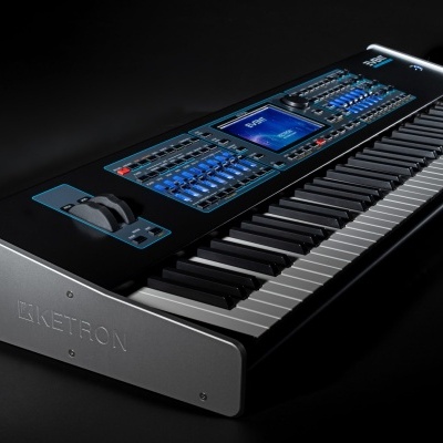 Teclado MIDI controlador preto com painel azul e laterais prateadas