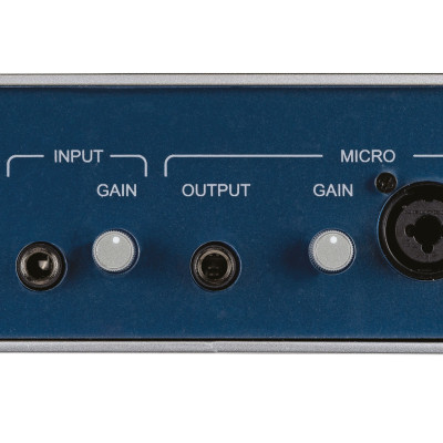 Interface de áudio azul escura com botões e entradas