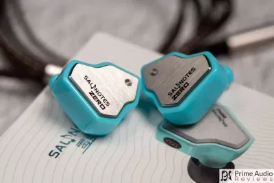 Auriculares azuis com placa metálica e texto SALNOTES NERO