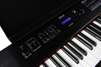 Piano digital ORLA PP 820 com teclas e painel de controlo