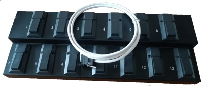 Suporte preto com 13 interruptores numerados e cabo branco enrolado