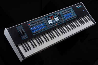 Teclado sintetizador musical preto com botões azuis e display colorido