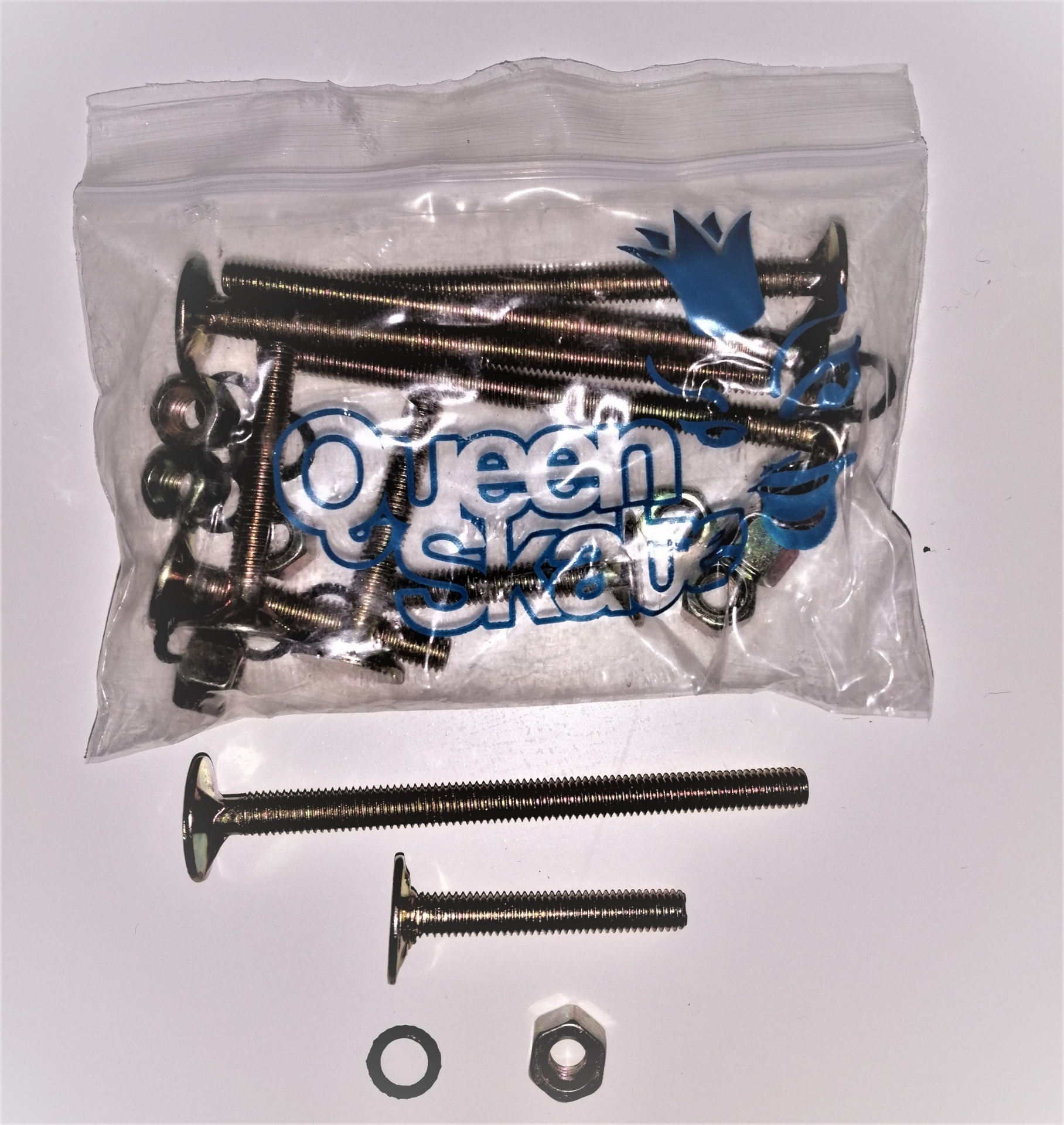 Pacote plástico com parafusos, porcas e arruela, com texto 'Queen Skate'.