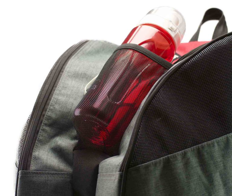 Mochila cinza com bolso lateral em malha preta e garrafa vermelha com tampa transparente