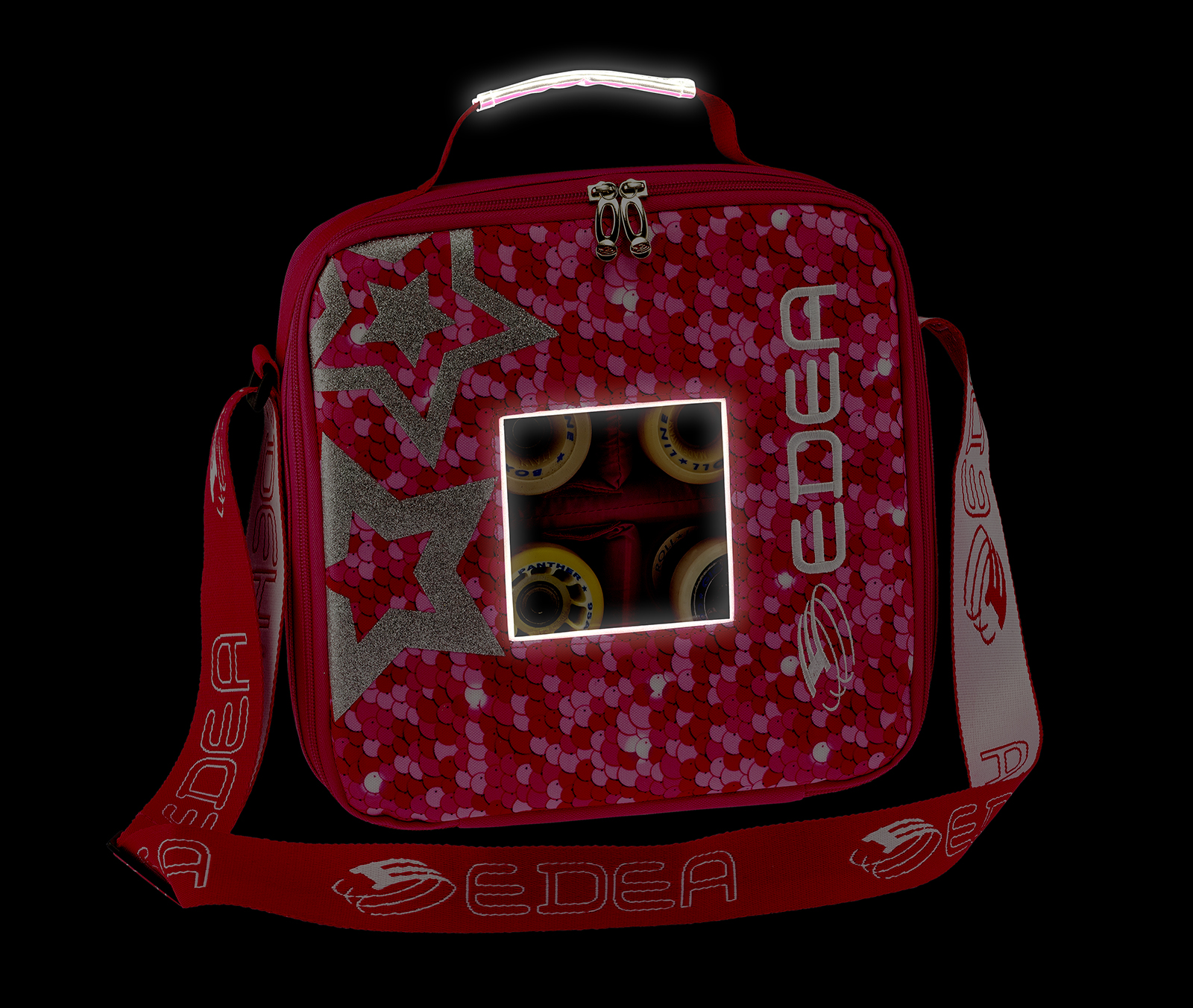 Bolsa de transporte vermelha com padrão de corações e estrelas e logo EDEA.