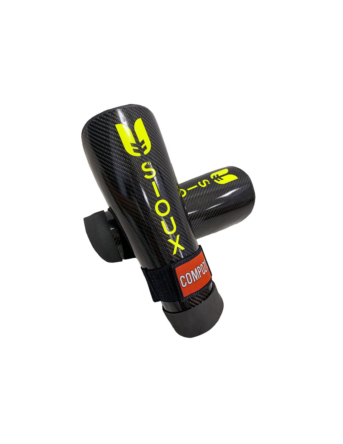 Par de caneleiras desportivas em carbono preto com marcações amarelas e etiqueta vermelha