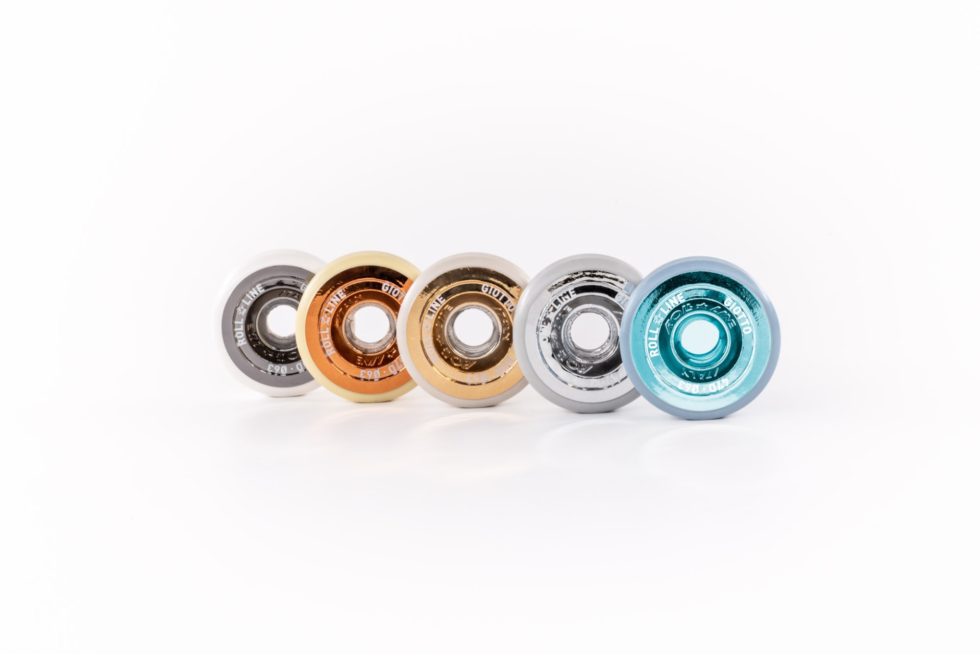 Cinco rodas translúcidas coloridas para patins ou skate em fundo branco