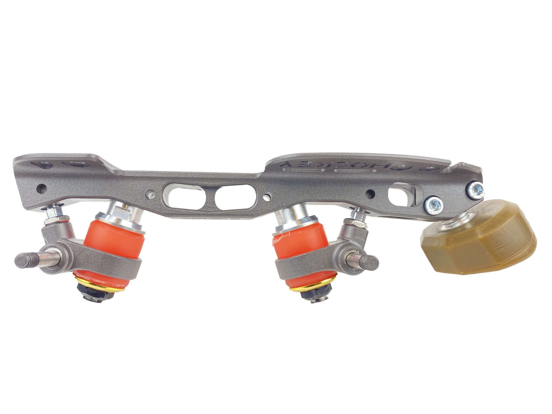 Frame metálico de patins com rodas e rolamentos visíveis sobre fundo branco