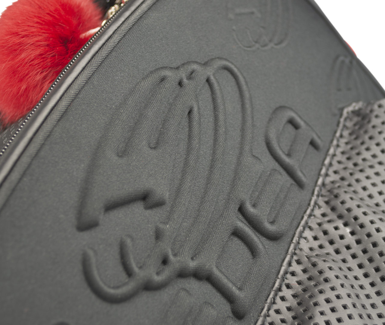 Mala preta texturizada com logotipo em relevo Diesel e pendente vermelho