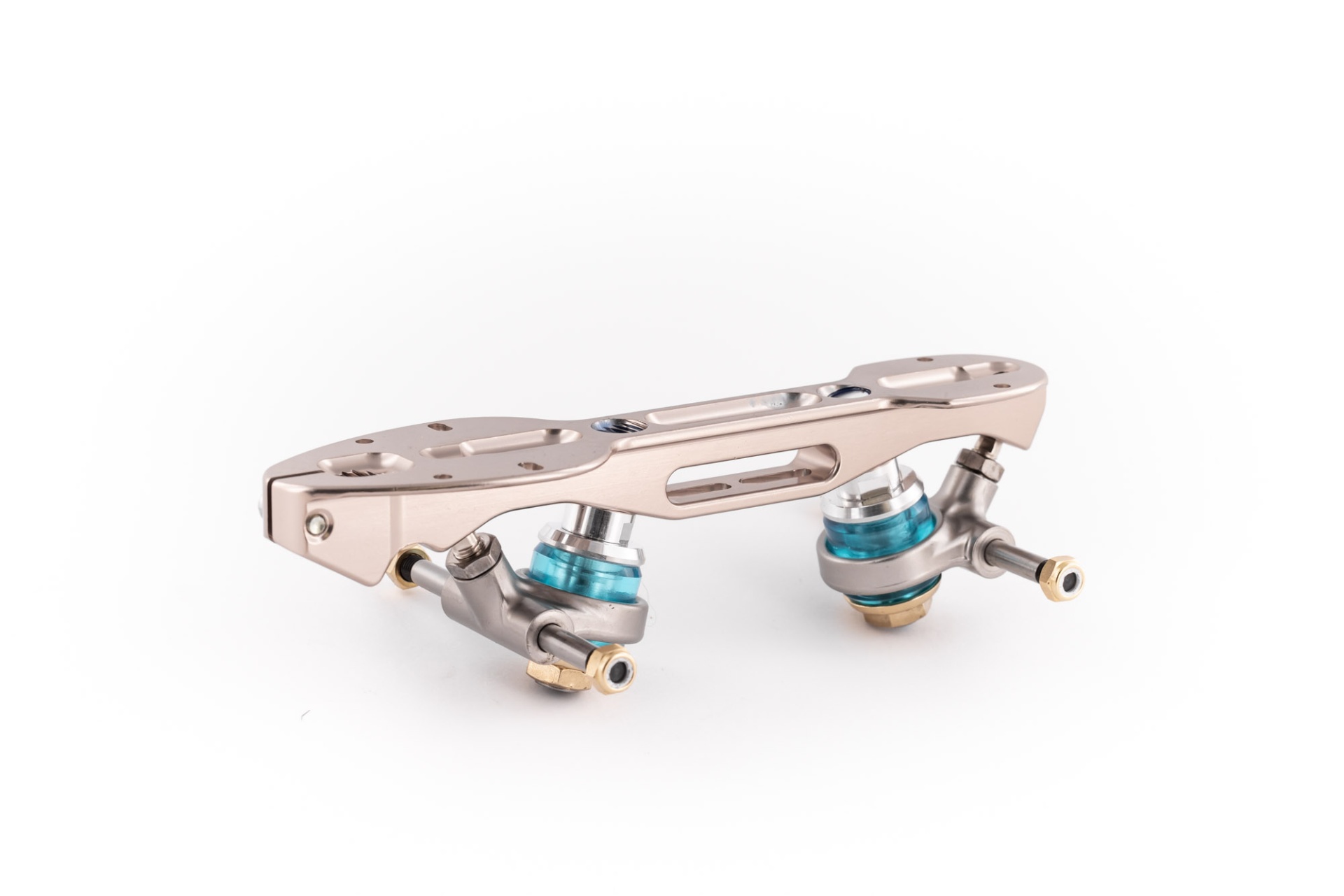 Suporte metálico prateado com peças azuis e douradas sobre fundo branco