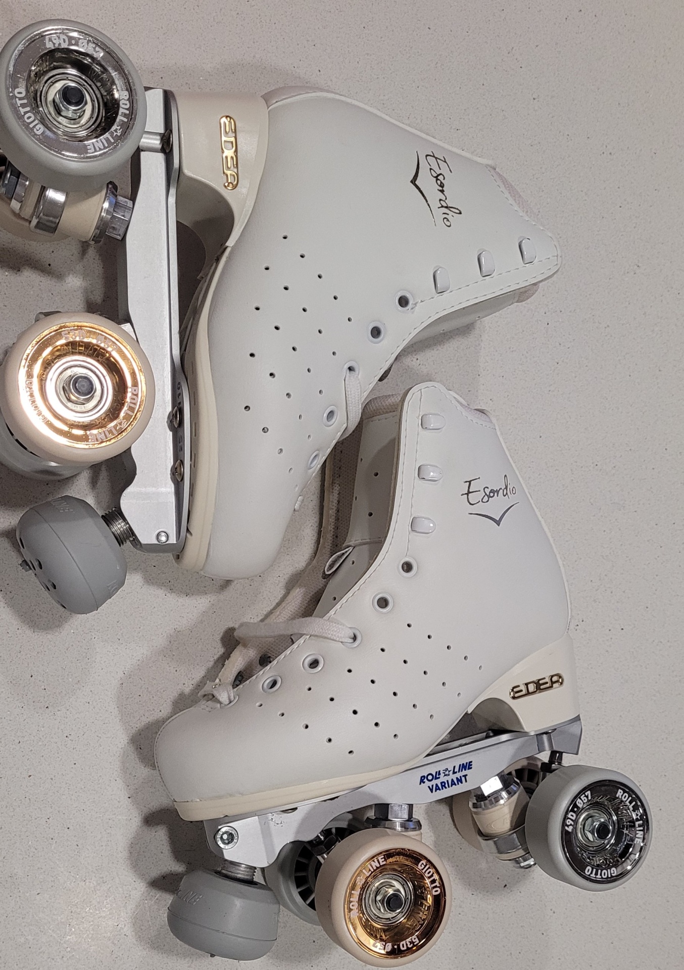Patins de quatro rodas brancos com detalhes dourados e cinza, marca Edea Esordio