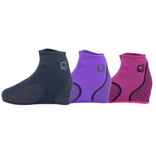 Três pares de meias esportivas nas cores preto, roxo e rosa com padrão hexagonal e símbolo Q