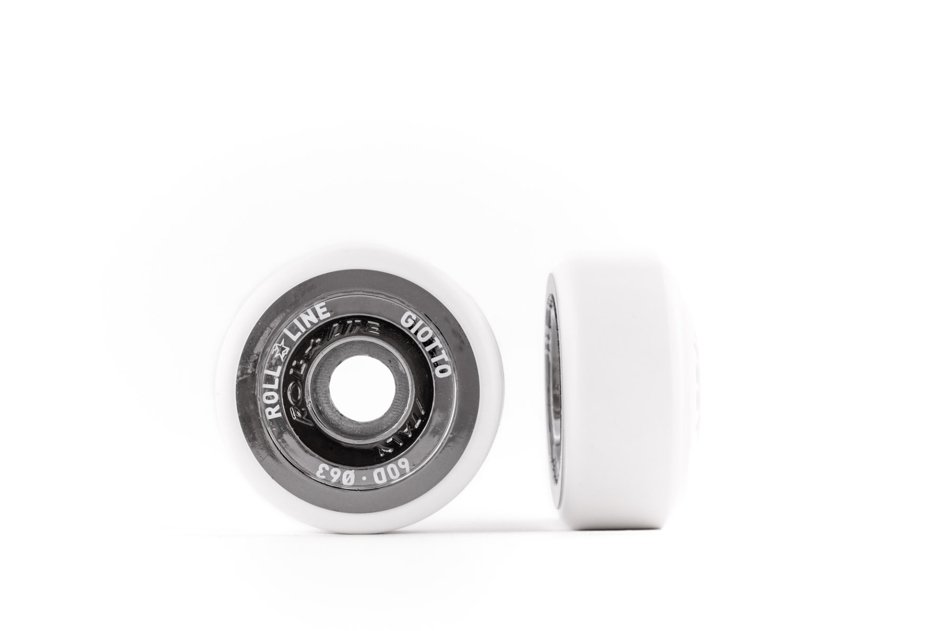 Duas rodas brancas de patins com rolamentos pretos, uma vista de frente com texto e outra de lado