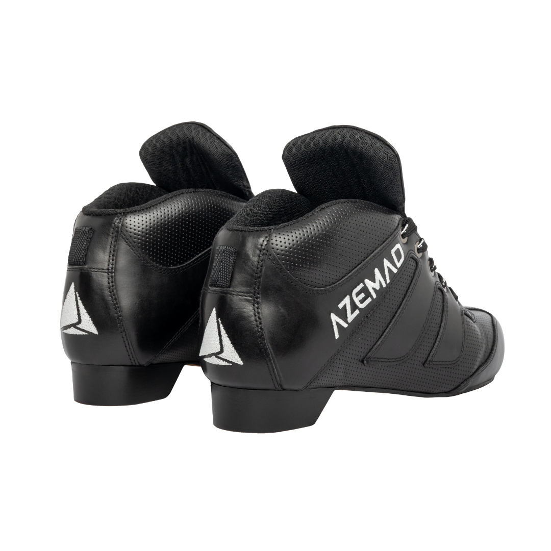 Sapatos pretos Azemad com logo branco e sola preta