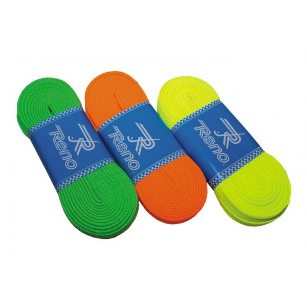 Três cordas coloridas de tecido embaladas com etiquetas azuis sobre fundo branco