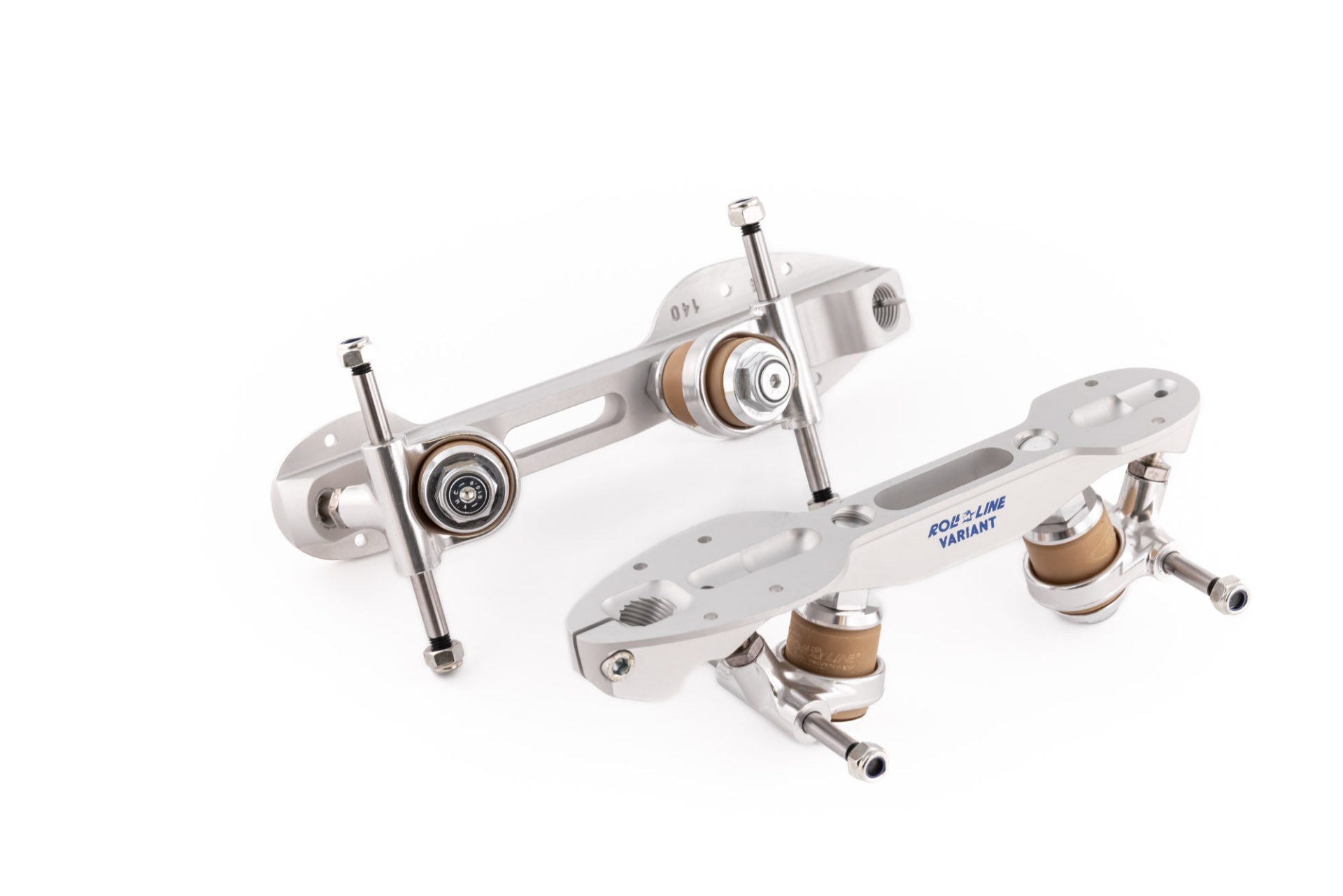 Dois trucks de patins rollers cinza e castanhos com texto POLAR BEAR