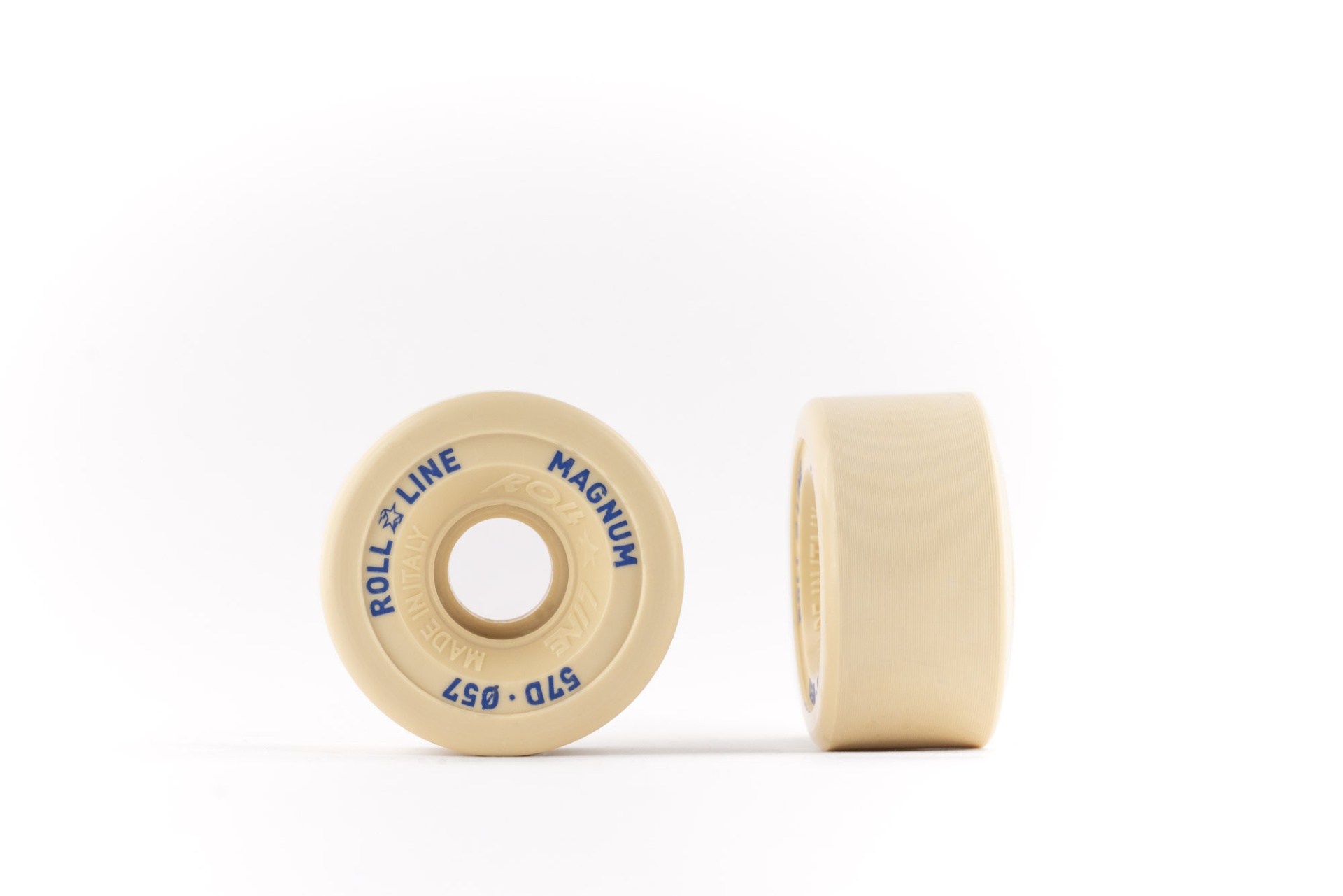Duas rodas de skate bege claro, uma vista de frente mostrando texto azul e outra de lado.