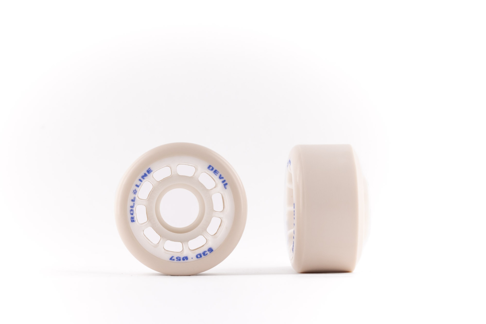 Dois rolamentos de skate brancos com texto azul sobre fundo branco