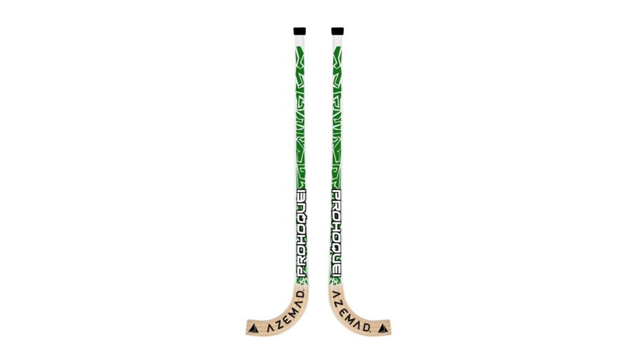 Dois sticks de hóquei em madeira com pega preta e design verde e branco, lâminas com texto AZEMAD.