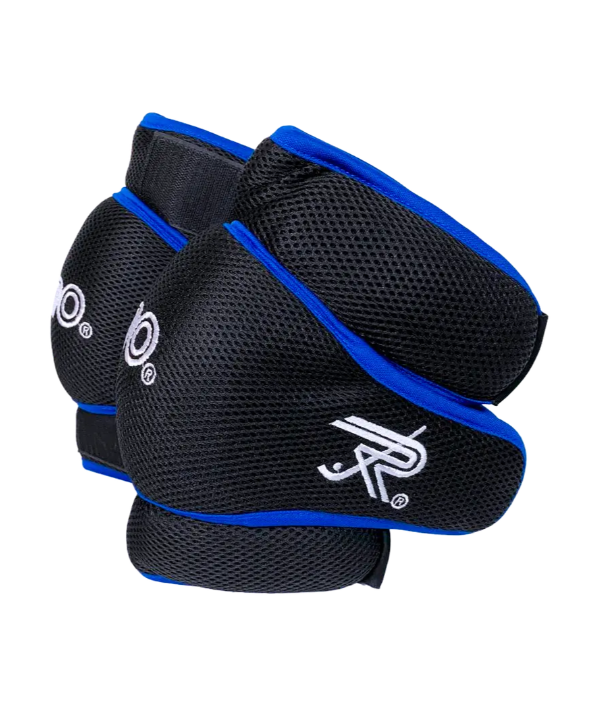 Par de joelheiras pretas com detalhes azuis e logos brancos em fundo branco