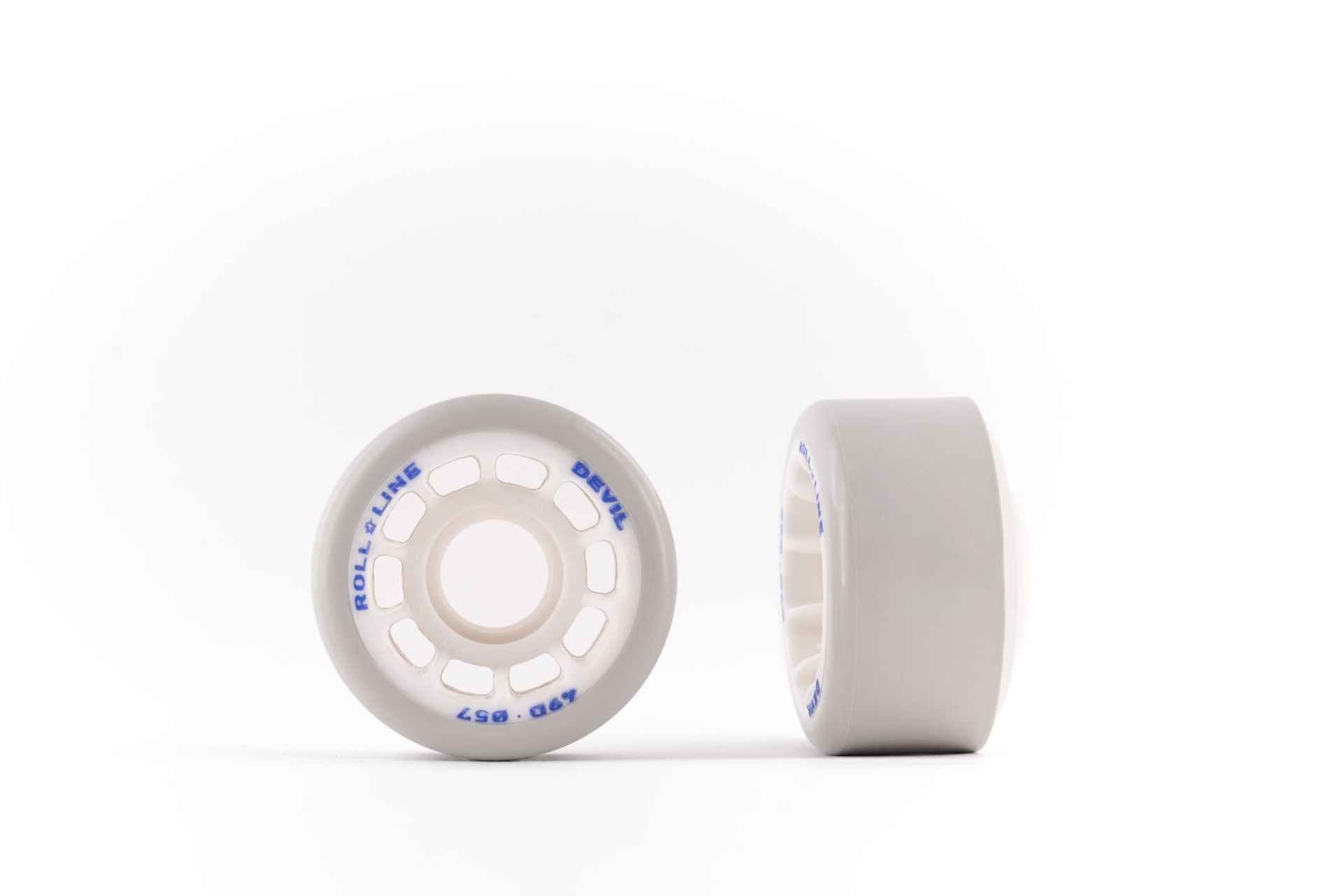 Duas rodas de skate brancas com texto azul sobre fundo branco