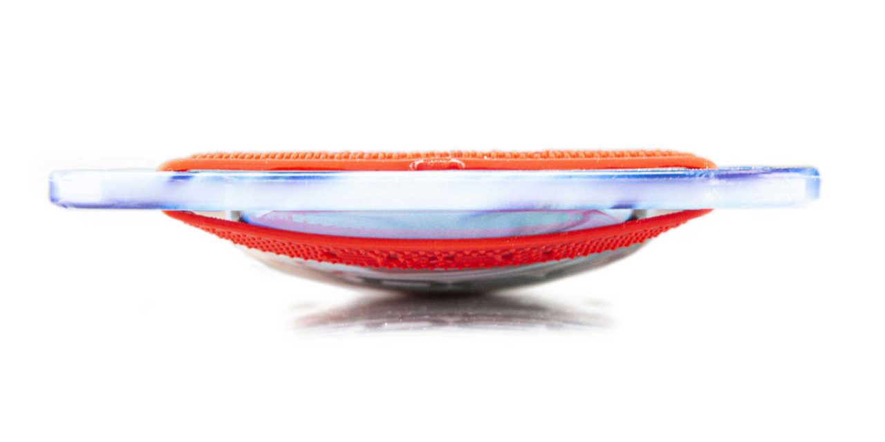 Painel circular com borda azul translúcida e centro vermelho texturado