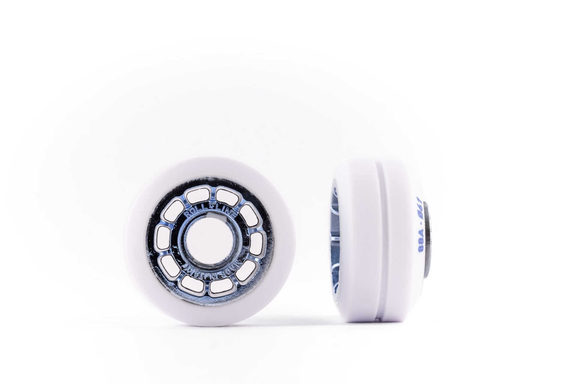Rodas brancas para patins com rolamentos visíveis no centro