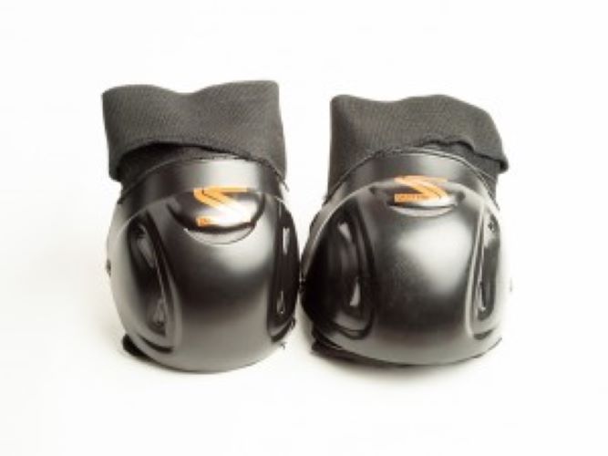 Par de joelheiras pretas com detalhes laranja e tecido cinzento