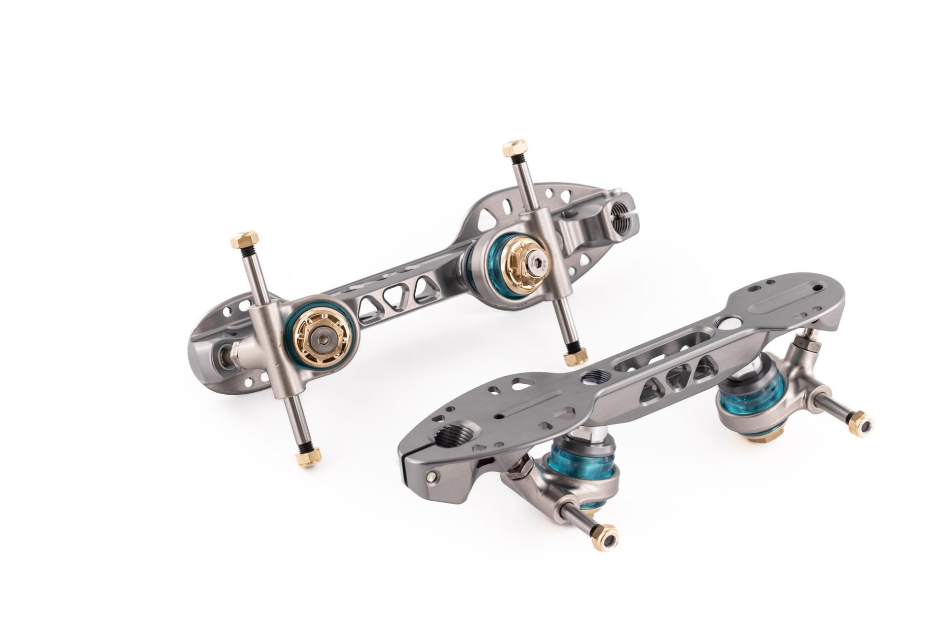 Par de trucks metálicos para patins em fundo branco