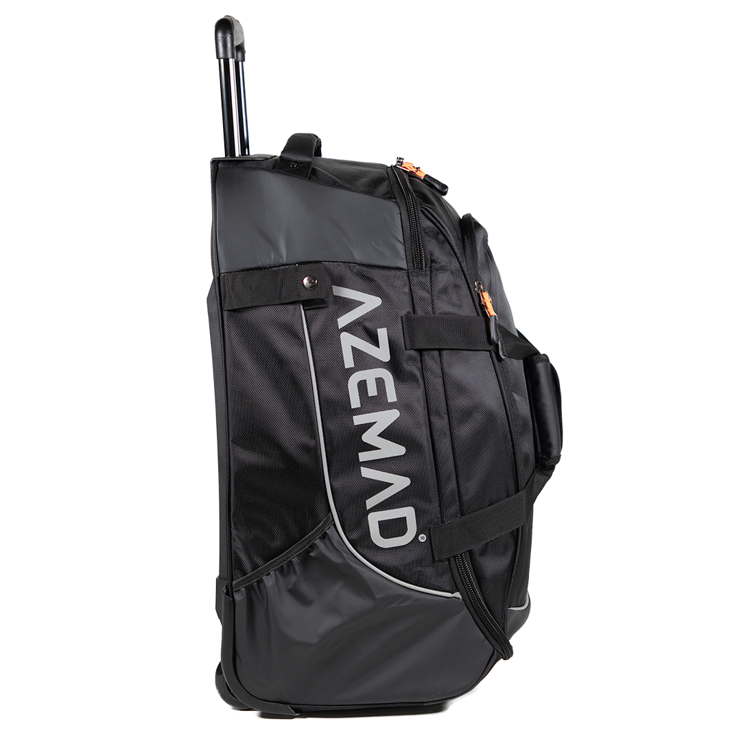 Mala de viagem preta com AZEMAD em letras brancas