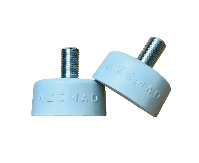 Dois acessórios cilíndricos brancos com rosca metálica e inscrição AZEMAD