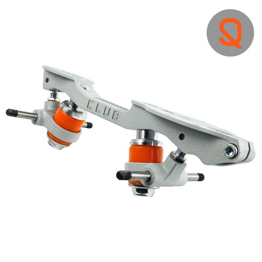 Suporte metálico para skate prateado com rolamentos laranja.