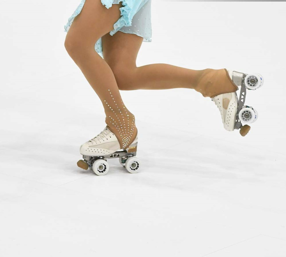 Patins em linha brancos com rodinhas brancas