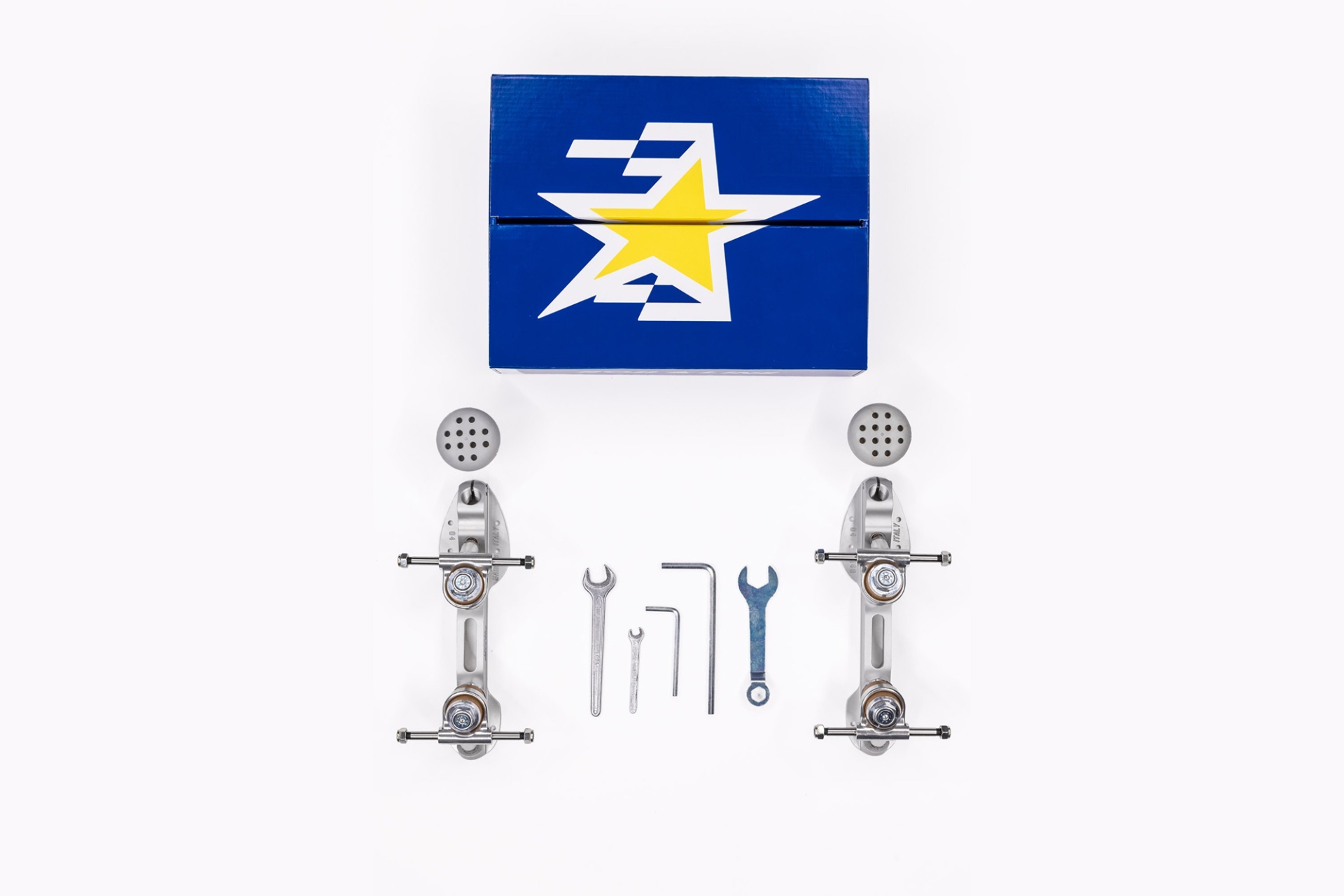 Kit de montagem com rodas de skate, ferramentas e caixa azul com logotipo amarelo