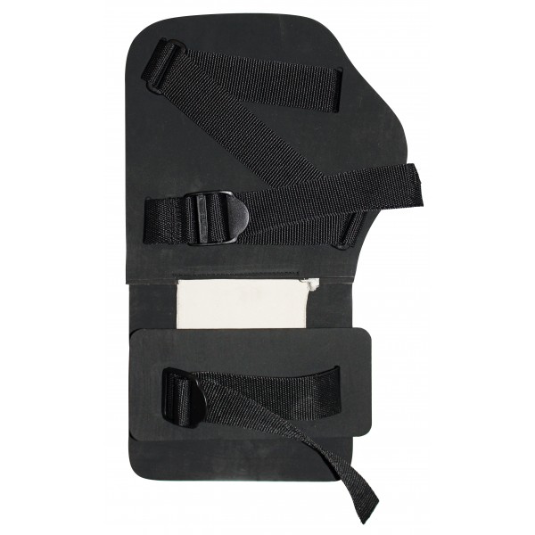 Suporte ou arnês preto com correias ajustáveis e fivelas sobre fundo branco