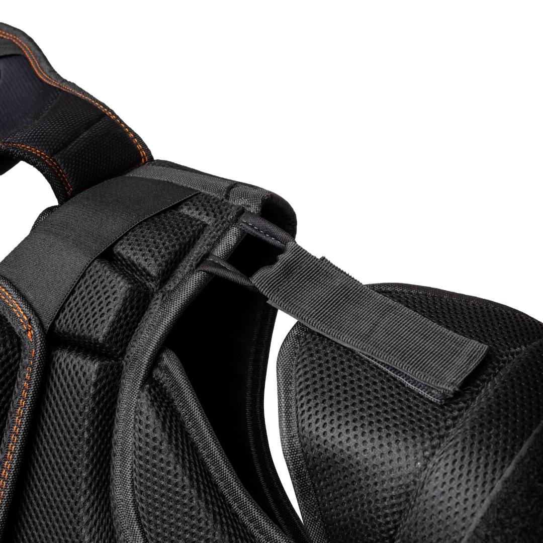 Mochila preta com alças acolchoadas e costuras laranja