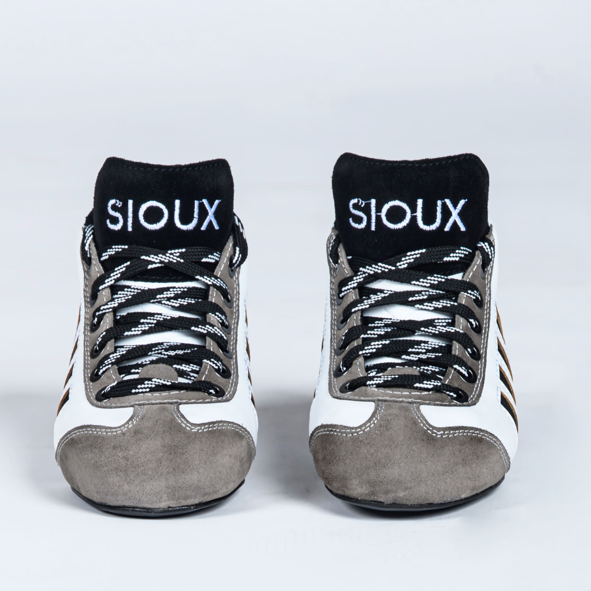 Sapatilhas cinza e brancas com atacadores preto e branco e marca SIOUX na língua